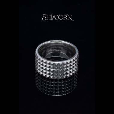 Pyramid ribbon ring